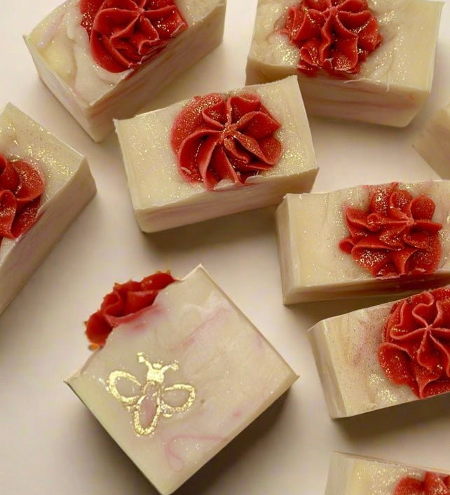 Merry Minis - The Beekeeper's Wife